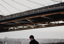 Μοναξιά στην πόλη: γιατί νιώθουμε μόνοι ενώ είμαστε διαρκώς ανάμεσα σε ανθρώπους;