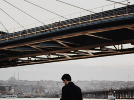 Μοναξιά στην πόλη: γιατί νιώθουμε μόνοι ενώ είμαστε διαρκώς ανάμεσα σε ανθρώπους; Home