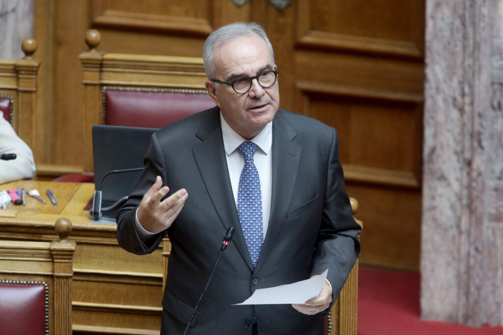 Εξασφαλίζουμε ότι η Ελλάδα θα παραμείνει ενεργειακά ισχυρή, ότι νοικοκυριά και επιχειρήσεις θα είναι σε θέση να αντιμετωπίσουν την όποια κρίση. Στη Βουλή το νομοσχέδιο για το Κοινωνικό Κλιματικό Ταμείο και το Ταμείο Εκσυγχρονισμού