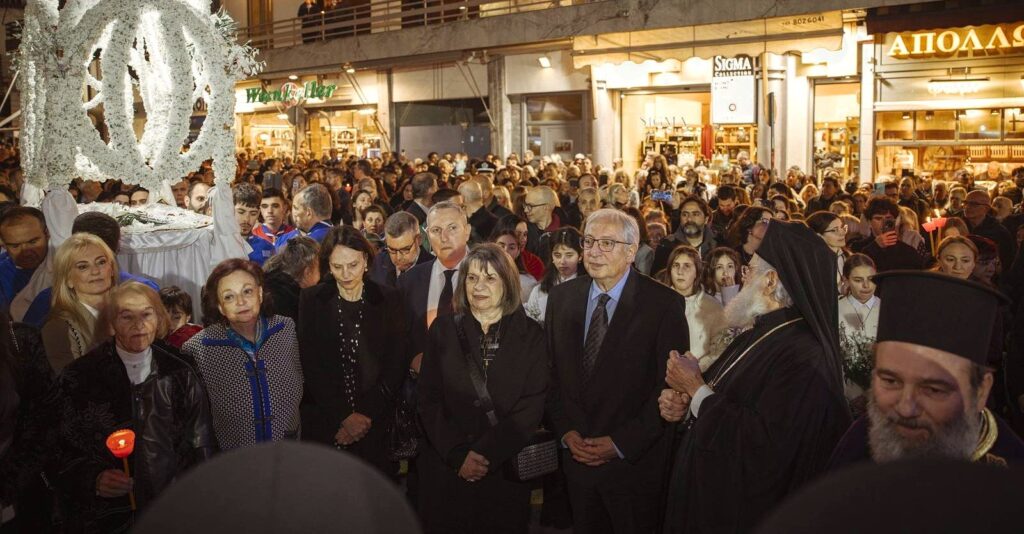 Με κατάνυξη η Ακολουθία της Αποκαθήλωσης και η Περιφορά του Επιταφίου στον Ι.Ν. Κοιμήσεως Θεοτόκου Αμαρουσίου παρουσία του Δημάρχου Θ. Αμπατζόγλου