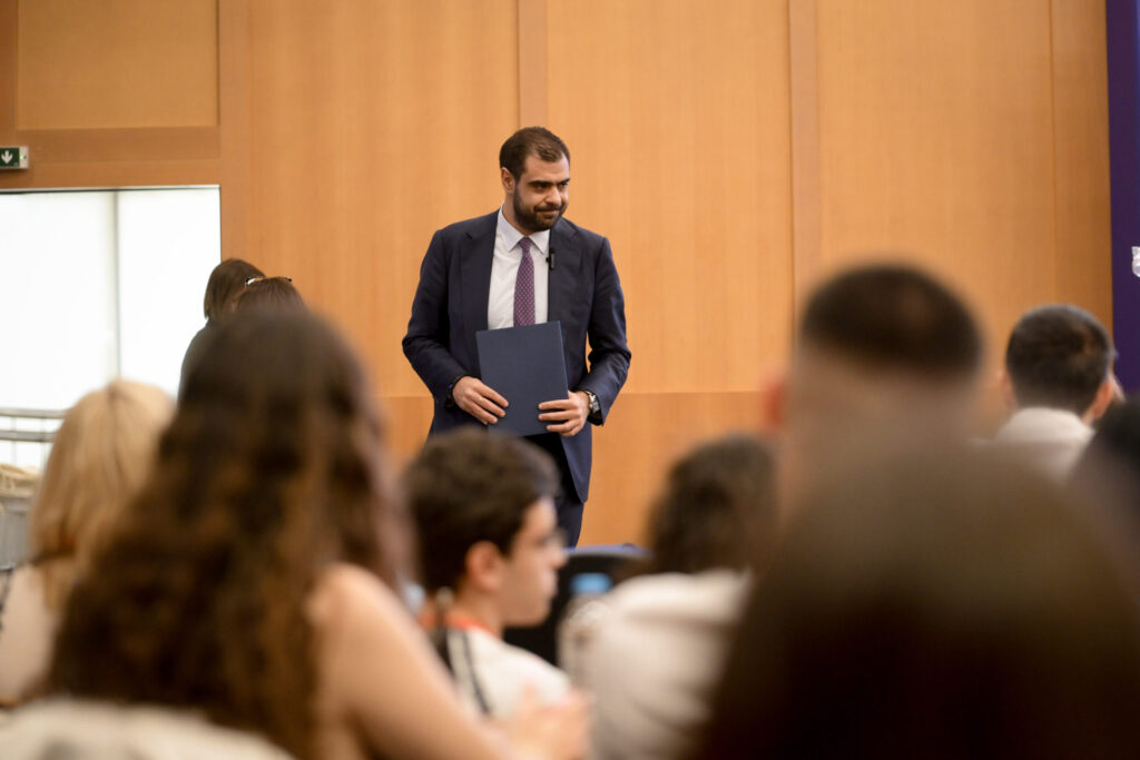 Χαιρετισμός του Υφυπουργού παρά τω Πρωθυπουργώ και Κυβερνητικού Εκπροσώπου σε συνέδριο για το πρόγραμμα «Καλλιεργώντας Κριτικούς Αναγνώστες»