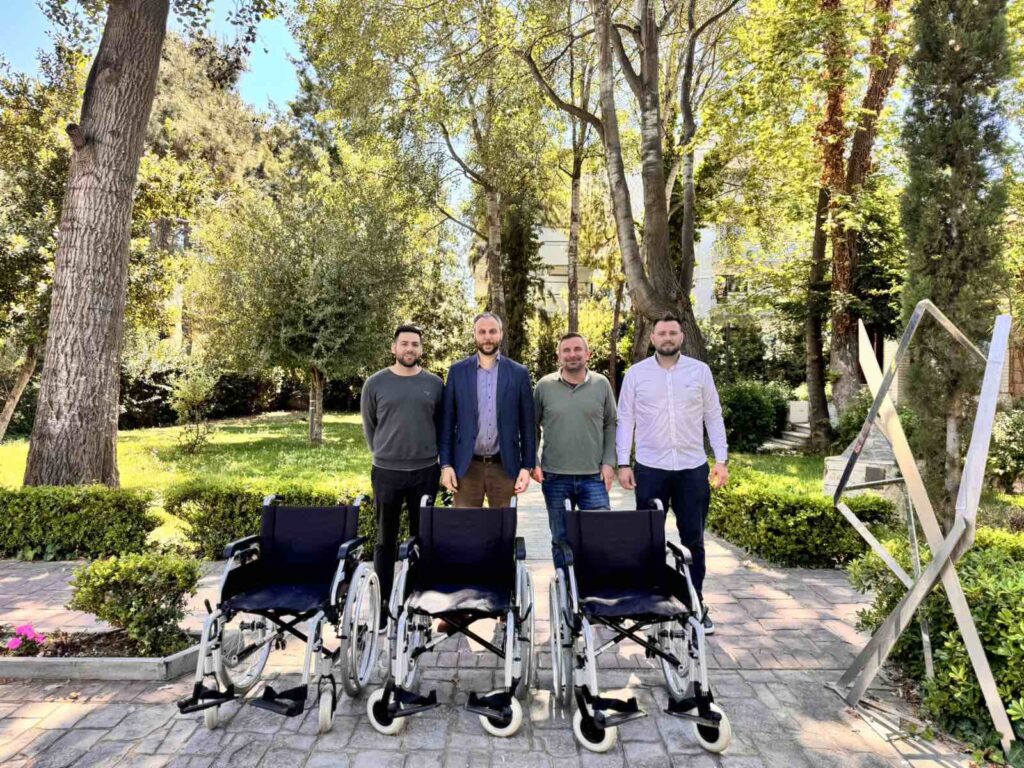 Δωρεά τριών αναπηρικών αμαξιδίων από τη Μedical Wise στο Δήμο Βριλησσίων
