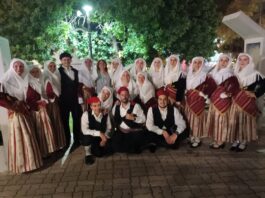 Η ομάδα Παραδοσιακών Χορών ενηλίκων των αθλητικών προγραμμάτων του Δήμου Aμαρουσίου, στο 2ο Φεστιβάλ Παραδοσιακού Χορού Home