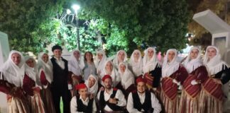 Η ομάδα Παραδοσιακών Χορών ενηλίκων των αθλητικών προγραμμάτων του Δήμου Aμαρουσίου, στο 2ο Φεστιβάλ Παραδοσιακού Χορού Home