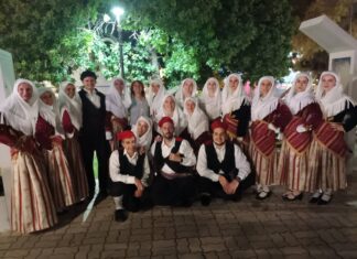 Η ομάδα Παραδοσιακών Χορών ενηλίκων των αθλητικών προγραμμάτων του Δήμου Aμαρουσίου, στο 2ο Φεστιβάλ Παραδοσιακού Χορού Home
