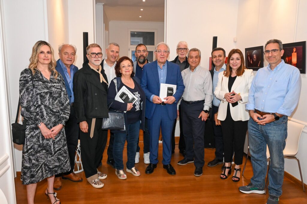 Παρουσία του Δημάρχου Αμαρουσίου Θεόδωρου Αμπατζόγλου στην έκθεση της φωτογραφικής Λέσχης στον Πολυχώρο Πολιτισμού «ΑΡΤΕΜΙΣ» 4 Παρουσία του Δημάρχου Αμαρουσίου Θεόδωρου Αμπατζόγλου στην έκθεση της φωτογραφικής Λέσχης στον Πολυχώρο Πολιτισμού «ΑΡΤΕΜΙΣ»