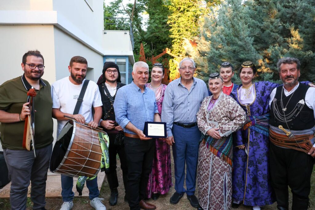 Παρουσία του Δημάρχου Αμαρουσίου Θεόδωρου Αμπατζόγλου τα εγκαίνια της Λαογραφικής Έκθεσης «Η Πολιτιστική μας Κληρονομιά» 4 Παρουσία του Δημάρχου Αμαρουσίου Θεόδωρου Αμπατζόγλου τα εγκαίνια της Λαογραφικής Έκθεσης «Η Πολιτιστική μας Κληρονομιά»