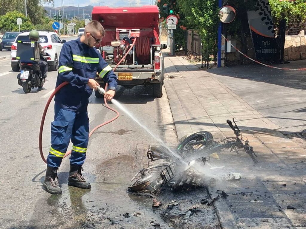 Στις φλόγες ηλεκτρικό μοτοποδήλατο στο Χαλάνδρι-Άμεση επέμβαση της Πολ. Προστασίας του Δήμου Βριλησσίων 5 Στις φλόγες ηλεκτρικό μοτοποδήλατο στο Χαλάνδρι-Άμεση επέμβαση της Πολ. Προστασίας του Δήμου Βριλησσίων