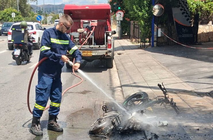 Στις φλόγες ηλεκτρικό μοτοποδήλατο στο Χαλάνδρι-Άμεση επέμβαση της Πολ. Προστασίας του Δήμου Βριλησσίων Home